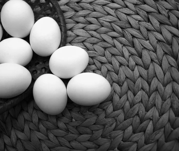 Grupp Vita Kycklingägg Korg Vårsäsongen Glad Påsk Tomt Kopieringsutrymme För — Stockfoto