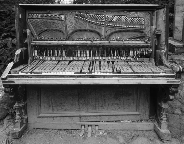 Starý Zničený Grand Piano Outdoor Image Kvalitní Fotka Špinavý Hudební — Stock fotografie