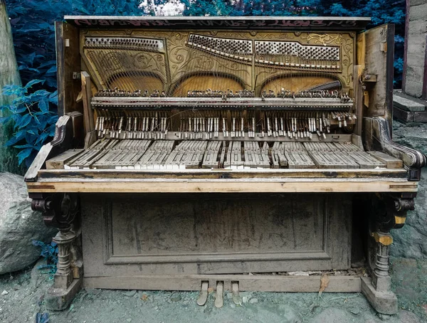 Vieux Piano Outdoor Ruiné Image Photo Haute Qualité Instrument Musique — Photo