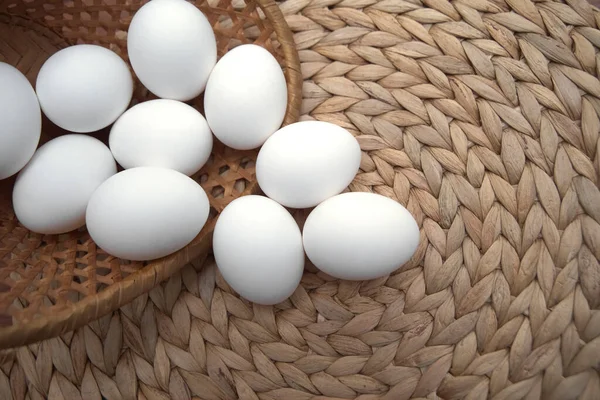 Grupo Ovos Galinha Brancos Uma Cesta Vime Época Feliz Páscoa — Fotografia de Stock