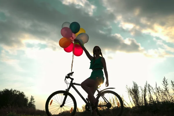 Młoda Dziewczyna Sexy Sukienka Jazda Rowerze Latające Balony Powietrza — Zdjęcie stockowe