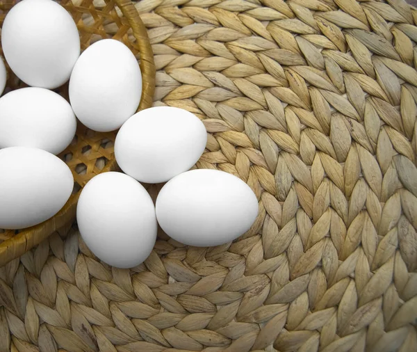 一群白色的鸡蛋在柳条篮里 春天的季节快乐的复活节 供登记用的空复制空间 — 图库照片
