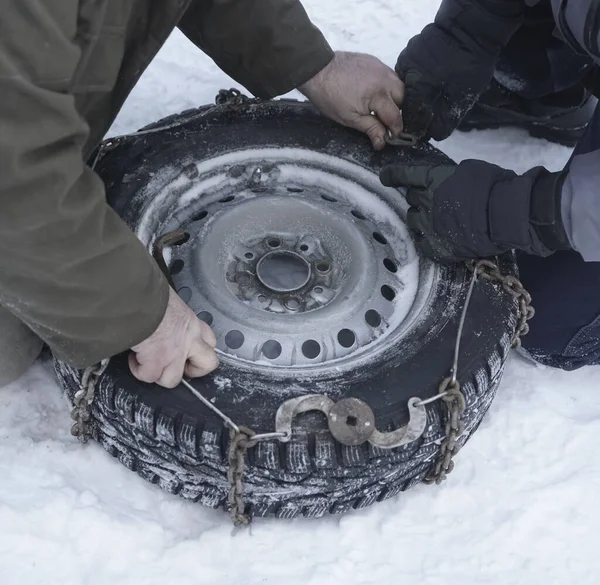Adam Araba Lastiğine Kar Zinciri Takıyor Kış Mevsimi Kaygan Yol — Stok fotoğraf