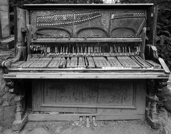 Vieux Piano Outdoor Ruiné Image Photo Haute Qualité Instrument Musique — Photo