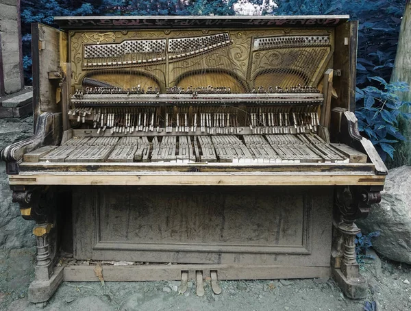 Старе Зруйноване Гранд Піаніно Зовнішнє Зображення Якісна Фотографія Брудний Музичний — стокове фото