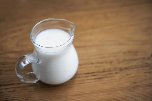 Frische Milch Gläsern Kanne Auf Holzbrett Hintergrund Leerer Kopierraum Für — Stockfoto