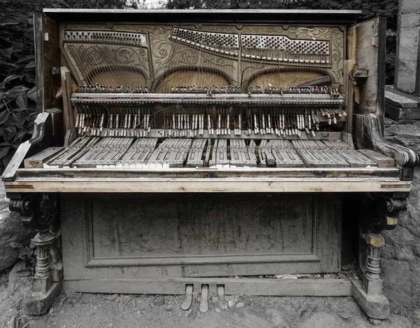 Vieux Piano Outdoor Ruiné Image Photo Haute Qualité Instrument Musique — Photo