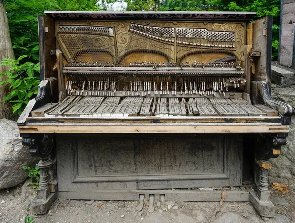 Vieux Piano Outdoor Ruiné Image Photo Haute Qualité Instrument Musique — Photo