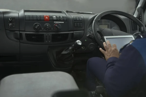 Homem Segurando Tablet Computador Tablet Com Navegação Caminhão Cabine Ônibus — Fotografia de Stock