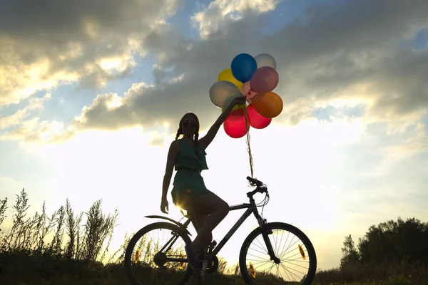 Chica Joven Vestido Sexy Montar Bicicleta Volar Globos Aire — Foto de Stock