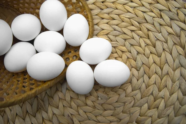 Grupo Huevos Pollo Blanco Una Canasta Mimbre Temporada Primavera Feliz —  Fotos de Stock