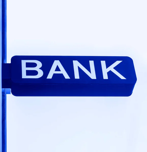 入り口の上にバックライト付き銀行の看板 青空を背景に 銀行の看板 — ストック写真