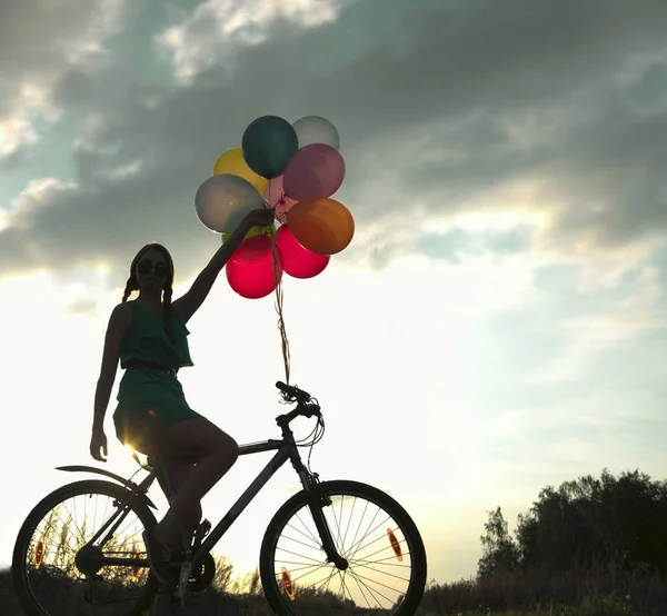 Chica Joven Vestido Sexy Montar Bicicleta Volar Globos Aire —  Fotos de Stock