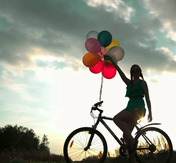 Młoda Dziewczyna Sexy Sukienka Jazda Rowerze Latające Balony Powietrza — Zdjęcie stockowe