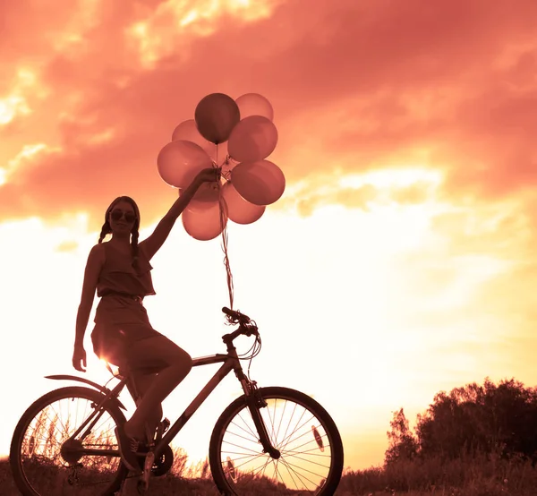 Junges Mädchen Sexy Kleid Fahrrad Fahren Luftballons Fliegen — Stockfoto