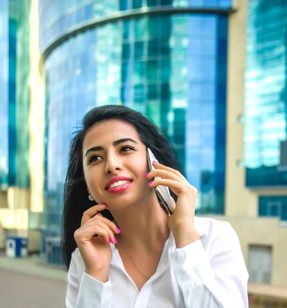 年轻快乐的女商人在城市背景下通过手机交谈 亚洲女商人笑着抬起头来 摩天大楼 现代商业大厦 — 图库照片