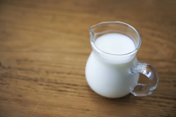 Frische Milch Gläsern Kanne Auf Holzbrett Hintergrund Leerer Kopierraum Für — Stockfoto