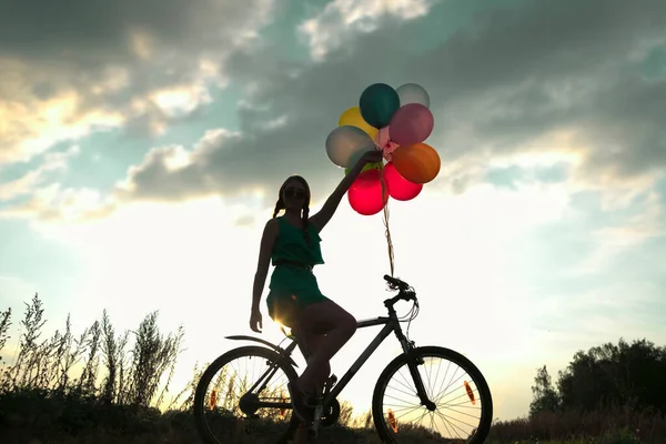 Junges Mädchen Sexy Kleid Fahrrad Fahren Luftballons Fliegen — Stockfoto