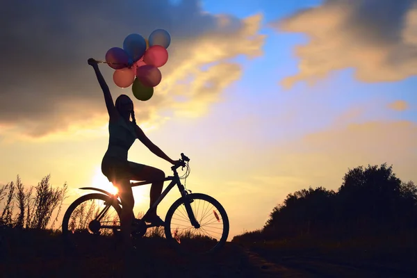 Junges Mädchen Sexy Kleid Fahrrad Fahren Luftballons Fliegen — Stockfoto