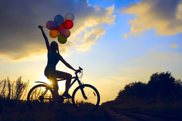 Junges Mädchen Sexy Kleid Fahrrad Fahren Luftballons Fliegen — Stockfoto