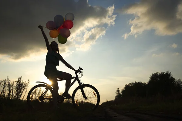 Junges Mädchen Sexy Kleid Fahrrad Fahren Luftballons Fliegen — Stockfoto