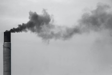 Bacalardan ve endüstriyel atıklardan gelen siyah dumanla hava kirliliği.