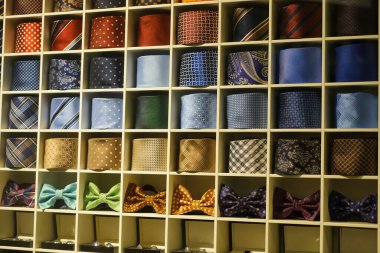 Boyunbağları bir şebeke rafına yerleştirilmiş. Özel dikim papyonlar ve kravatlar. moda arkaplanı. 