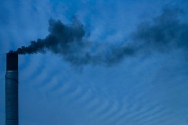 Bacalardan ve endüstriyel atıklardan gelen siyah dumanla hava kirliliği. Bulutlu gökyüzü