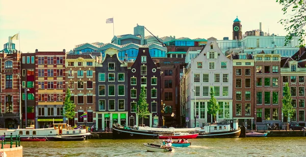 Amsterdam Κατω Χωρεσ Ιουλιου 2019 Αρχιτεκτονική Πολύχρωμων Παλιών Κτιρίων Και — Φωτογραφία Αρχείου