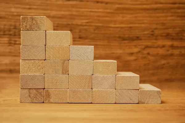 ビジネスの成長の概念 木の板の背景に木製のブロックのスタック — ストック写真