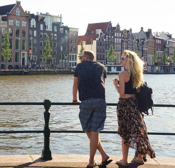 Amsterdam Netherlands 2019年7月21日 一对恋人在阿姆斯特丹的背景下坠入爱河 — 图库照片