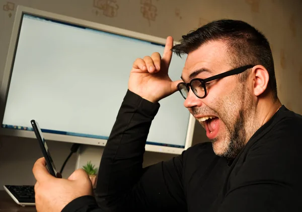 Photo Specialist Telephone Image Smiling Programmer Man Wearing Eyeglasses Using — Stock Photo, Image