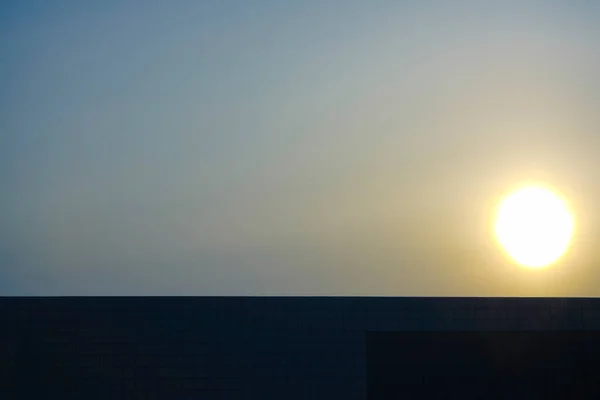 Colorful Sun Clear Blue Sky Horizon Line Sunlight Roof Building — Stock Photo, Image