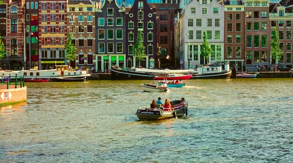 Amsterdam Κατω Χωρεσ Ιουλιου 2019 Αρχιτεκτονική Πολύχρωμων Παλιών Κτιρίων Και — Φωτογραφία Αρχείου