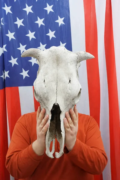 Hombre Sosteniendo Una Calavera Vaca Delante Cabeza Frente Bandera Americana — Foto de Stock