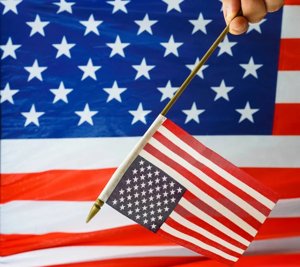 Маленький Американський Прапор Зірками Смугами Руках Проти Американських Фраз Четвертий — стокове фото