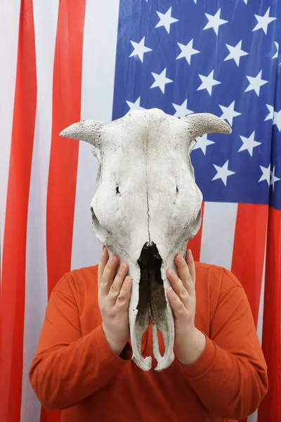 Homem Segurando Crânio Vaca Frente Cabeça Frente Bandeira Americana Fundo — Fotografia de Stock