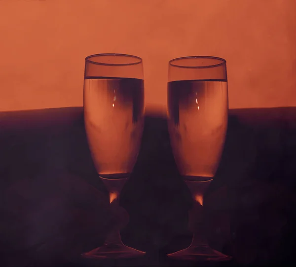 日没の背景に白ワインと2つのメガネ 選択的な焦点 — ストック写真