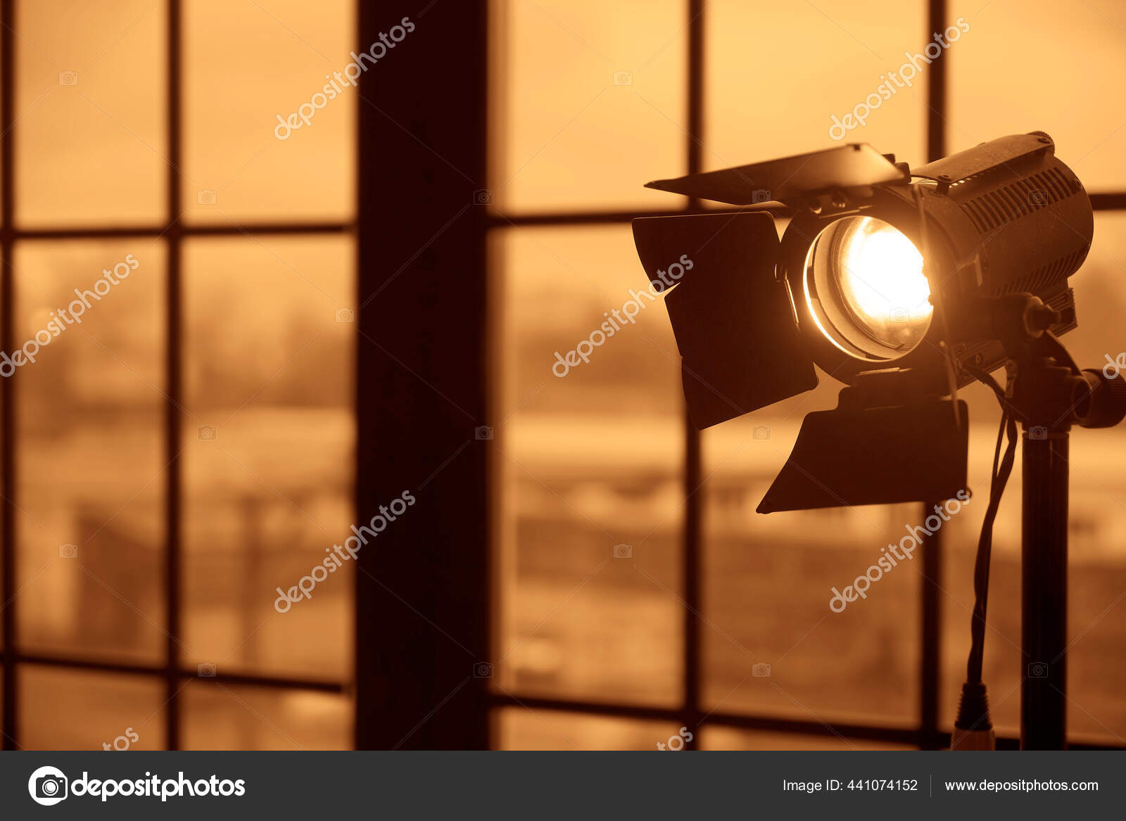 Estudio Fotografía Sobre Fondo Ventana Con Lámpara Equipo Iluminación  Profesional — Foto de stock #441074152 © borjomi88, image size:1600x1167