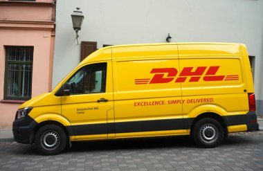 VILNIUS, LITHUANIA - 15 Temmuz 2019 DHL kurye sarı araba caddede.