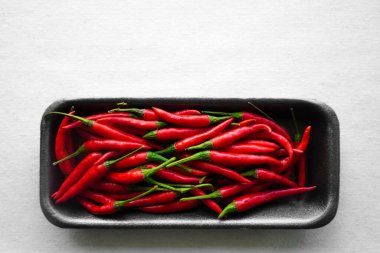 Bir yığın kırmızı biber. beyaz arkaplanda izole. 