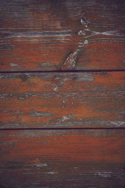 Güzel ahşap doku, çatlaklar, eski boya. Yıpranmış sarı ahşap kalasın Grunge arka planı. Paslı keskin çiviler.