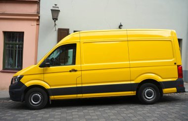 VILNIUS, LITHUANIA - 15 Temmuz 2019: - Sokaktaki kurye sarı araba. Volkswagen markası