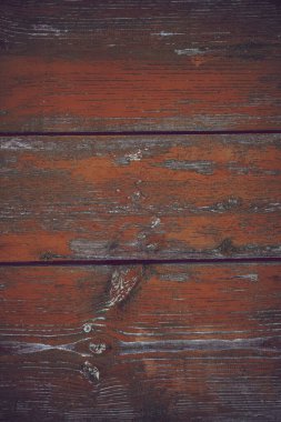 Güzel ahşap doku, çatlaklar, eski boya. Yıpranmış sarı ahşap kalasın Grunge arka planı. Paslı keskin çiviler.