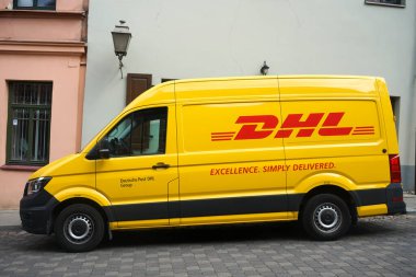VILNIUS, LITHUANIA - 15 Temmuz 2019 DHL kurye sarı araba caddede.