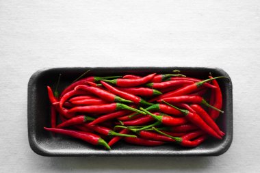 Bir yığın kırmızı biber. beyaz arkaplanda izole. 