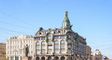 SAINT PETERSBURG - 22 Nisan 2014: Mimarlık. - Rusya. St. Petersburg sokakları. Nevsky Prospect bir yaz gününde. Saint-Petersburg 'daki Zinger binası. Saint-Petersburg 'daki Singer House. 