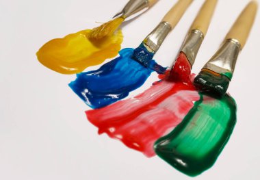 Beyaz kağıt üzerinde boya kutularıyla renkli boya darbeleri. beyaz arkaplanda izole