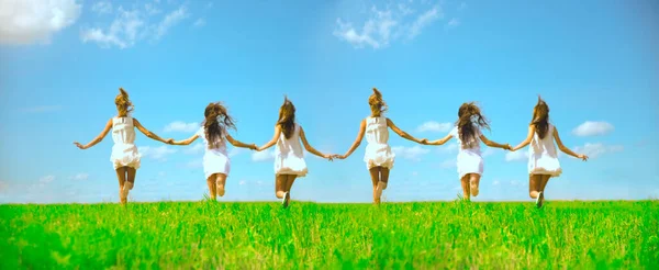 Seis Meninas Correndo Grama Verde Fundo Céu Azul Com Nuvens — Fotografia de Stock