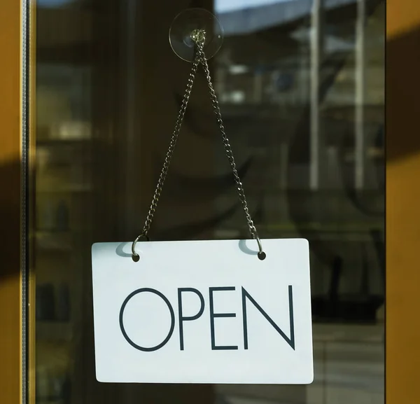 Primer Plano Del Letrero Blanco Abierto Que Cuelga Puerta Cristal — Foto de Stock